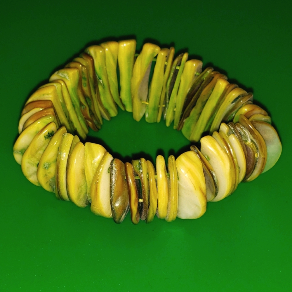 Shell stretched bracelet